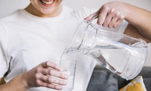 ¿Qué beneficios tiene beber agua para nuestra salud?